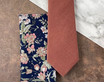 Men&#39;s Slim Cedar Rose Necktie & Vintage Style Navy Floral Pocket Square Set