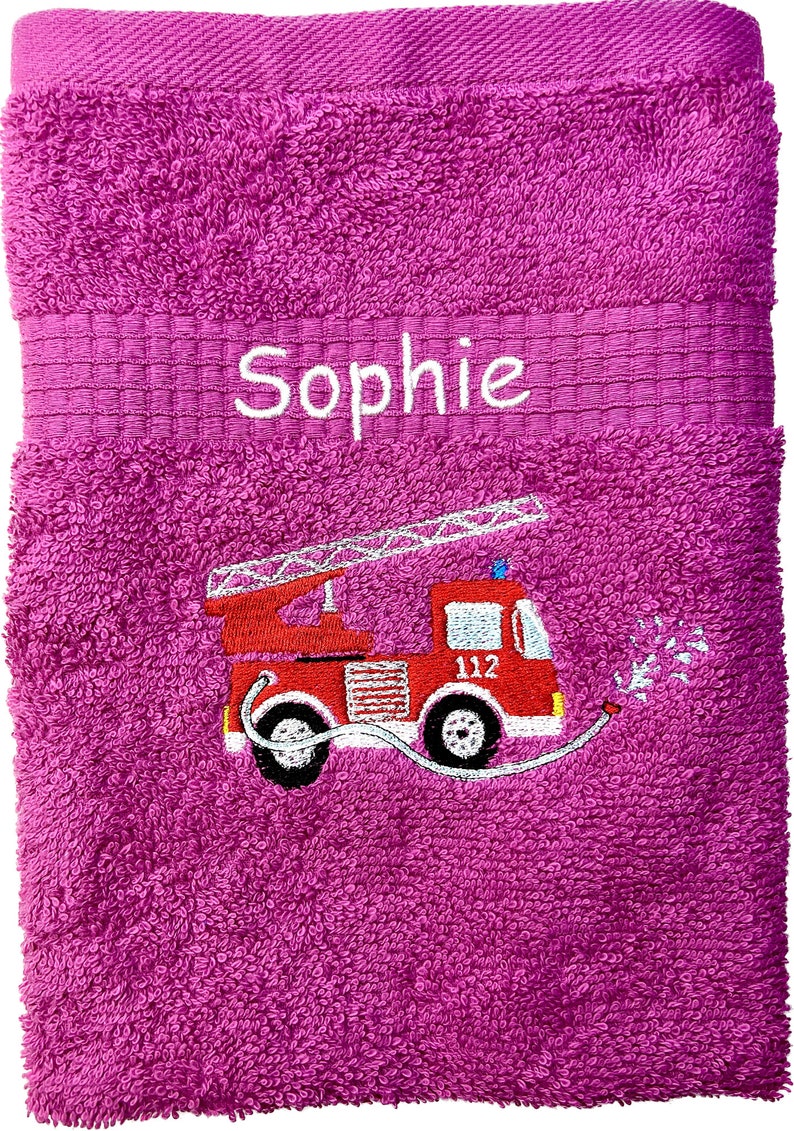 Feuerwehrauto Handtuch mit Name bestickt, Duschhandtuch, Gästehandtuch, Saunahandtuch, 4 Größen und schöne Farben Pink