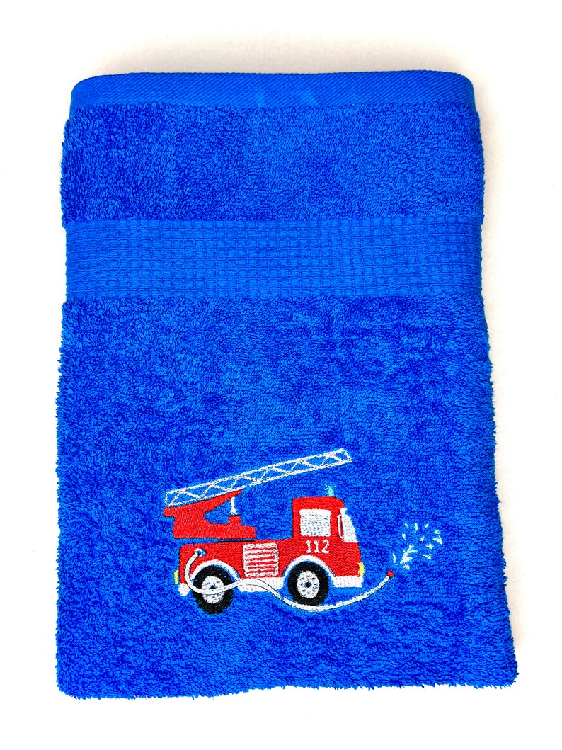 Feuerwehrauto Handtuch mit Name bestickt, Duschhandtuch, Gästehandtuch, Saunahandtuch, 4 Größen und schöne Farben Royal blau