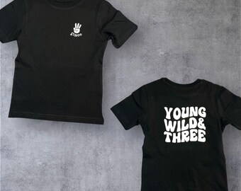 Camiseta personalizada de tercer cumpleaños de Young Wild & Three con nombre, color negro
