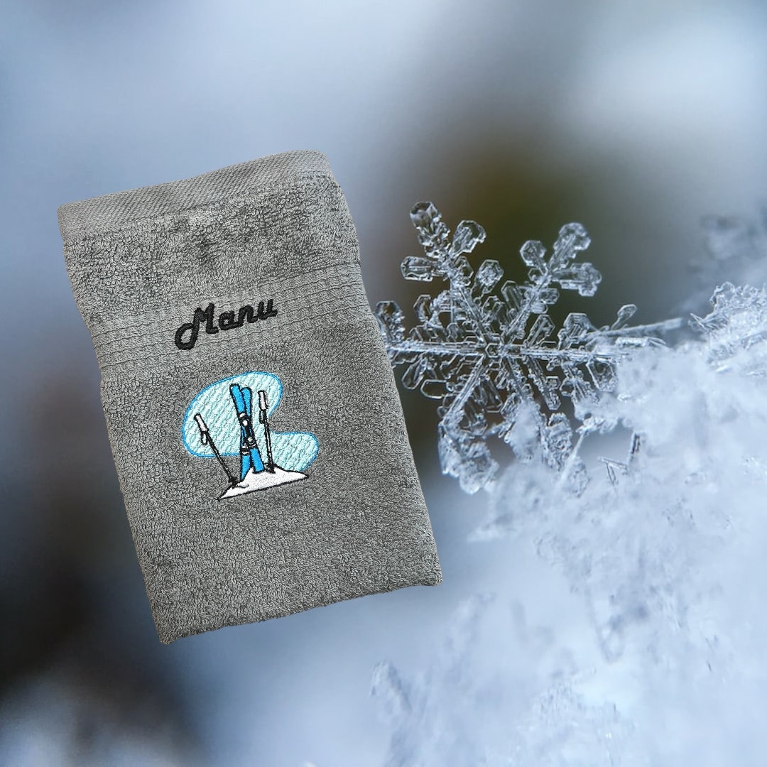 Schnoschi Asciugamano con nome o testo desiderato ricamato, telo doccia personalizzato, asciugamano da bagno personalizzato, asciugamano da sauna o ospite con iniziali, 100% cotone, 100 x 180 cm Schnoschi Asciugamano con nome o testo desiderato ricamato, telo doccia personalizzato, asciugamano da bagno personalizzato, asciugamano da sauna o ospite con iniziali, 100% cotone, 100 x 180 cm
