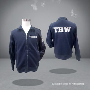 Könnte beinhalten: Eine marineblaue Reißverschlussjacke mit Stehkragen und langen Ärmeln. Auf der Vorderseite befindet sich der Schriftzug Technisches Hilfswerk mit einem Zahnrad-Logo, während auf der Rückseite der große weiße Schriftzug THW zu sehen ist.