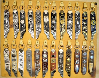 Keyring with wings, black, brown, grey gecko, rivets