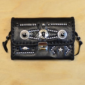 Geldbeutel mittelgross, schwarz, Nieten, Strass, Leder