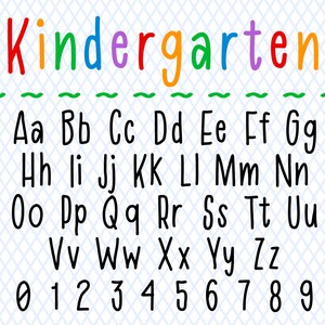 以下が含まれることがあります： 「Kindergarten」という言葉がカラフルに描かれており、その下に波打つ線が引かれています。アルファベットは小文字で表示され、その後に0から9までの数字が続きます。