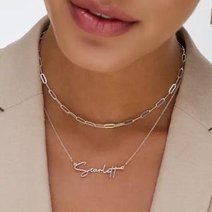 Colar com nome personalizado Belle | Oak and Luna | Ouro 14K, Prata Vermeil 925 | Presentes manuscritos personalizados para ela | Presente de dia das mães