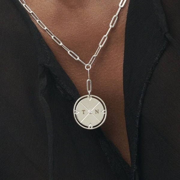 Gravierte Kompass-Anhänger-Halskette mit Initialen • Diamantoption • Silber / Gold • Individueller T-Link-Kettenschmuck • Personalisiertes Geschenk für Frauen
