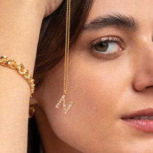 Colar inicial de zircônia cúbica com corte baguette | Oak & Luna | Vermeil, prata com zircônia cúbica | Presentes de joias para ela | Presente de dia das mães