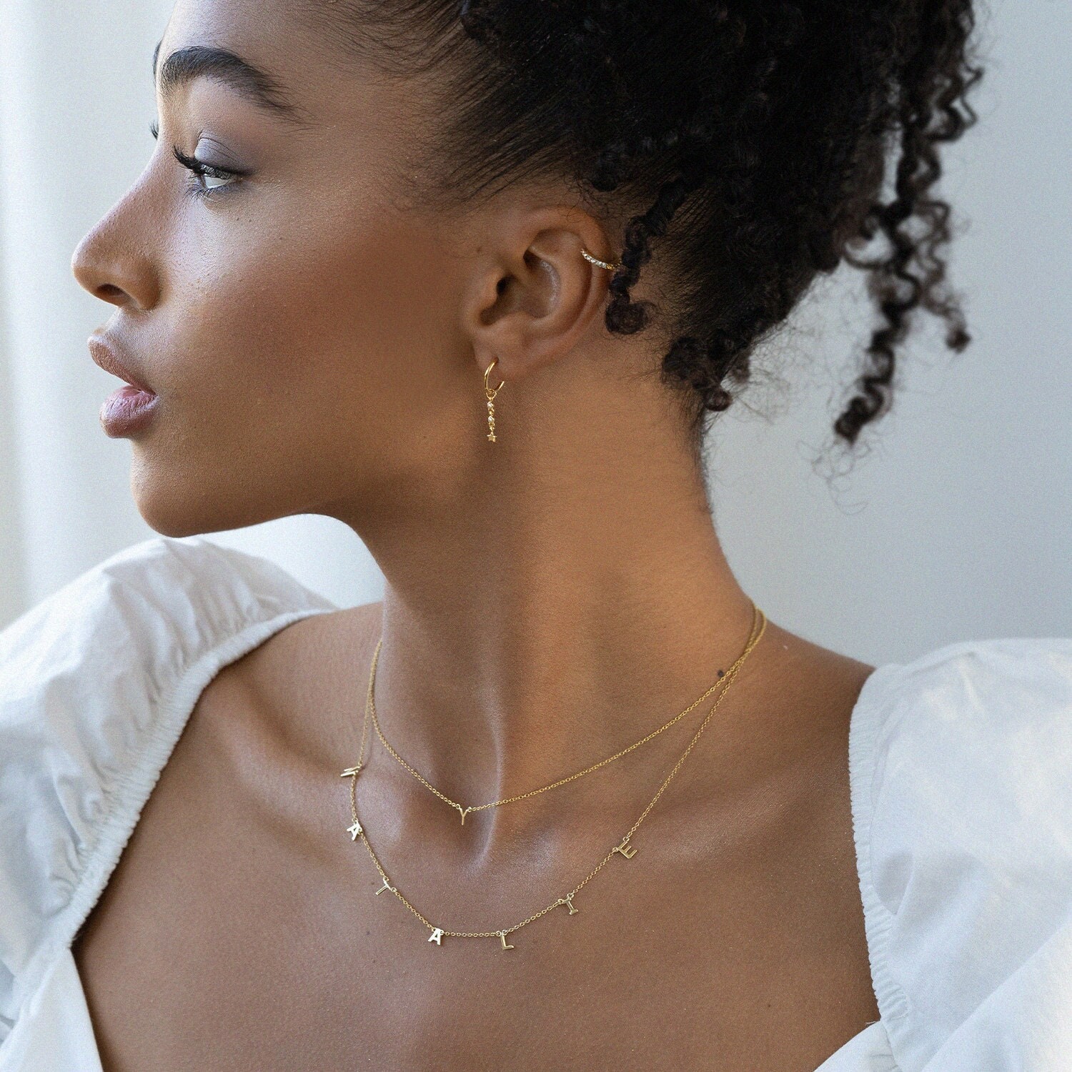 Oak&Luna ? パーソナライズされたINEZ イニシャルネックレス 最大8個のイニシャル/ダイヤモンドあり/なし ? シルバー、ゴールドメッキ、 イネス イニシャル ネックレス | オーク アンド ルナ | 925 シルバー