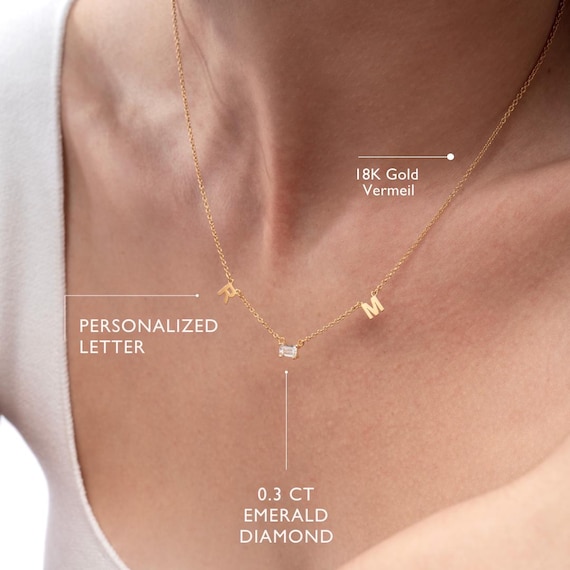 Oak&Luna ? パーソナライズされたINEZ イニシャルネックレス 最大8個のイニシャル/ダイヤモンドあり/なし ? シルバー、ゴールドメッキ、 イネス イニシャル ネックレス | オーク アンド ルナ | 925 シルバー