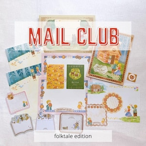 Op de afbeelding: Een set briefpapier met de tekst MAIL CLUB en folktale edition. De set bevat diverse geïllustreerde papieren, notitiekaarten en stickers met afbeeldingen van Hans en Grietje, bosdieren en peperkoekhuisjes.