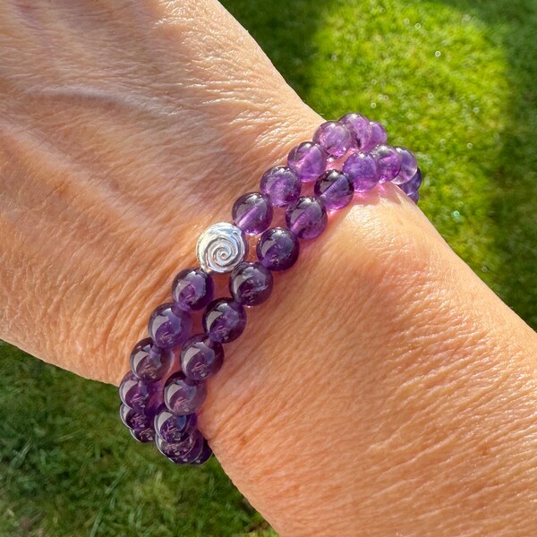 Amethyst Armband (doppelt) aus 6mm Perlen mit silberner oder goldener Schnecke.