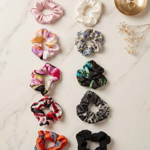 Coleteros de lujo de satén de seda / Estampados vibrantes y colores lisos elegantes / Goma para el cabello suave y resistente a la rotura / Accesorio para el cabello hecho a mano