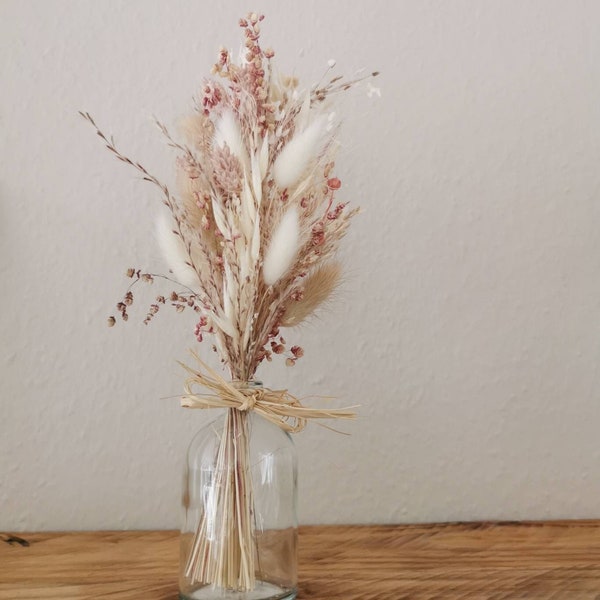 Bouquet of dried flowers in delicate pink with a vase