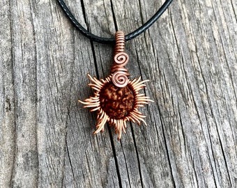 Ciondolo di gioielli in rame fatto a mano Rudraksha Pietra himalayana dell'illuminazione Avvolgimento di filo metallico Catena solare Regalo spirituale per lui e per lei