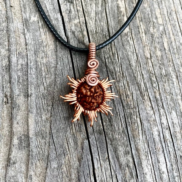 Handgemachter Kupferschmuck Anhänger Rudraksha Himalaya Stein der Erleuchtung Wire Wrap Sonnenkette Spirituelles Geschenk für Sie und Ihn