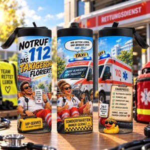 Könnte beinhalten: Drei zylindrische Becher mit schwarzen Deckeln und Rettungsdienst-Motiven. Die Designs zeigen Krankenwagen, Rettungskräfte, den Text 'NOTRUF 112', 'FAHRPREIS' und 'SONDERFAHRTEN IMMER GERNE' sowie eine gelbe Quietscheente mit einer Sonnenbrille.