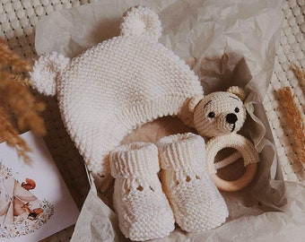 Pregnancy gift box for mom to be Gender reveal gift for expecting parents to be Unique baby booties Neutral baby shower gift
