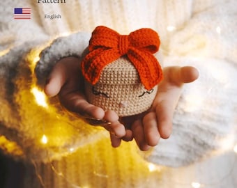 Patrón de amigurumi para caja de regalo navideña a crochet con lazo rojo. Adorno. Tutorial fácil. Instrucciones para Navidad hecha a mano (solo PDF).