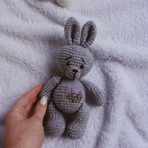 Gosedjur med björn som julklapp till tvillingbarn, 1-årsdag. Beige elfenbensbrun björn som babyshowerpresent till småbarn Grå