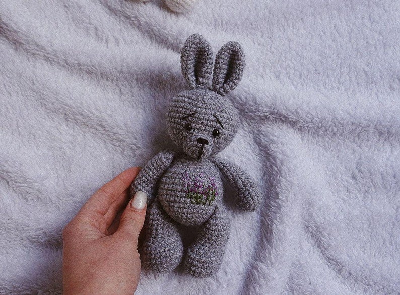 Gosedjur med björn som julklapp till tvillingbarn, 1-årsdag. Beige elfenbensbrun björn som babyshowerpresent till småbarn Grå