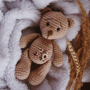 Gosedjur med björn som julklapp till tvillingbarn, 1-årsdag. Beige elfenbensbrun björn som babyshowerpresent till småbarn Beige