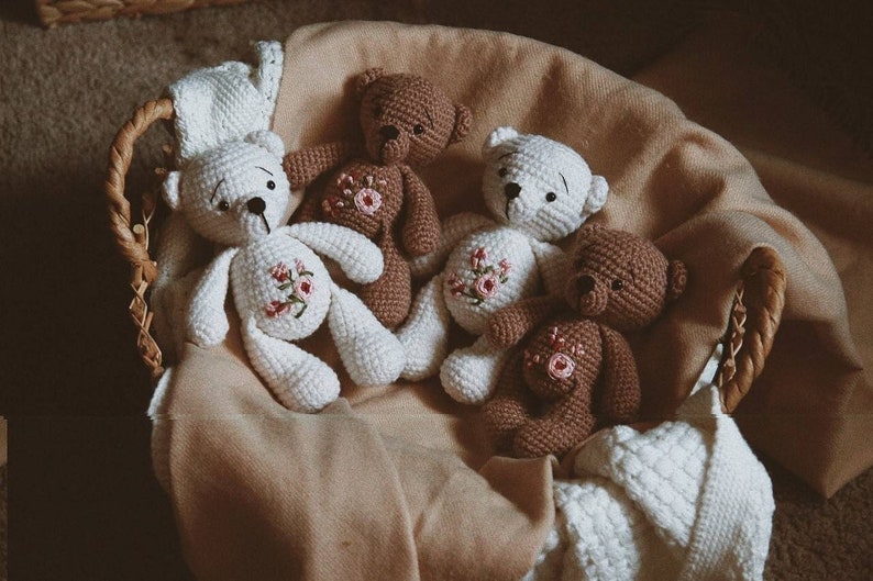 Gosedjur med björn som julklapp till tvillingbarn, 1-årsdag. Beige elfenbensbrun björn som babyshowerpresent till småbarn bild 1