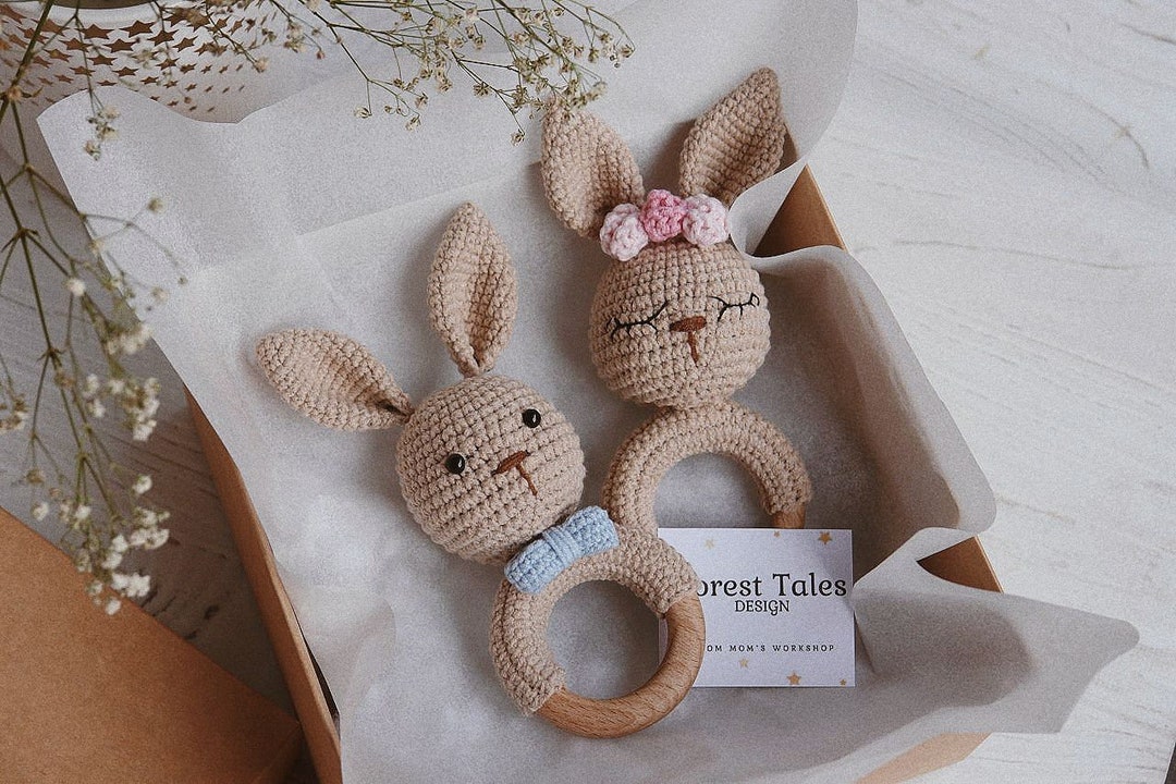 Bunny rattle Twin Boy and Girl Baby Shower gift Esperando canasta de ...