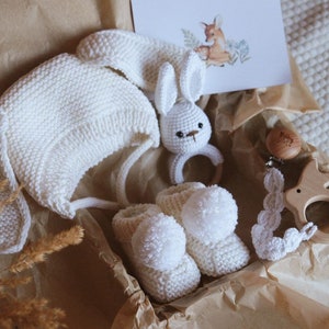 Gender reveal gifts for parents To be mom pregnancy gift box. New parents to be gift. Pregnancy gift ideas sister with cute baby booties.