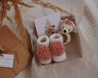 Baby Shower Geschenkkörbe für Mädchen. Einzigartiges Reveal Geschenk Schwangerschaft Geschenk mit Rassel Tier für Mama zu sein. Pure Merino Booties Herzlichen Glückwunsch