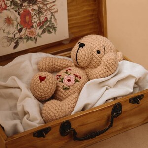 Gosedjur med björn som julklapp till tvillingbarn, 1-årsdag. Beige elfenbensbrun björn som babyshowerpresent till småbarn bild 2