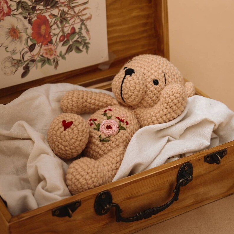 Gosedjur med björn som julklapp till tvillingbarn, 1-årsdag. Beige elfenbensbrun björn som babyshowerpresent till småbarn bild 2