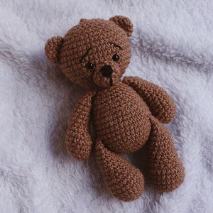 Gosedjur med björn som julklapp till tvillingbarn, 1-årsdag. Beige elfenbensbrun björn som babyshowerpresent till småbarn Brun