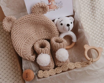 Gender reveal gift for mom to be. Neutral pregnancy gift box with cute pompom booties newborn soft shoes congratulations basket.