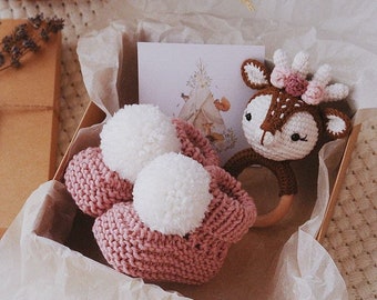 Pregnancy reveal baby girl gift basket for pregnant . Postpartum baby girl gift box for pregnant friend with pink merino booties.