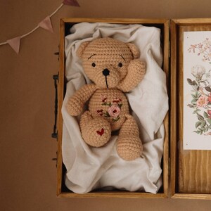 Gosedjur med björn som julklapp till tvillingbarn, 1-årsdag. Beige elfenbensbrun björn som babyshowerpresent till småbarn bild 10