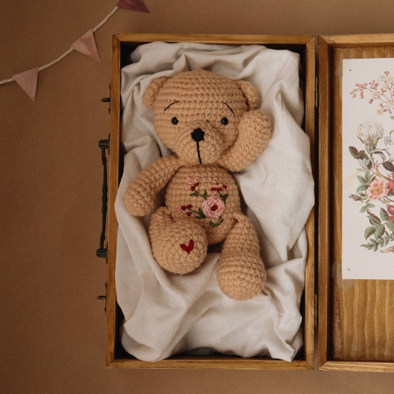 Gosedjur med björn som julklapp till tvillingbarn, 1-årsdag. Beige elfenbensbrun björn som babyshowerpresent till småbarn bild 10