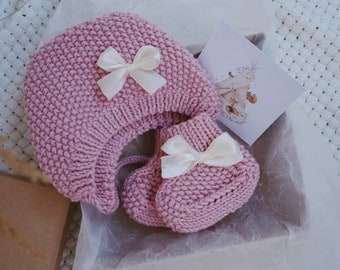 Newborn baby girl gift box for pink baby shower.Baby girl set for pregnant sister.Booties soft congratulations basket.Pink bonnet 0-3 months