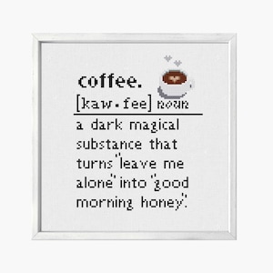 Może przedstawiać: Biała oprawiona grafika ze słowem "coffee" i jego wymową, wraz z definicją. Pikselowany kubek kawy z parą znajduje się w prawym górnym rogu. Definicja brzmi: "ciemna magiczna substancja, która zamienia 'zostaw mnie w spokoju' w 'dzień dobry kochanie'"