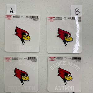 Op de afbeelding: Vier witte vierkante stickers met een rode kardinaal mascotte en de tekst "Illinois State" in wit. De stickers hebben verschillende tekst onder de mascotte: "Nursing", "Redbird", "Education" en "Alumni".