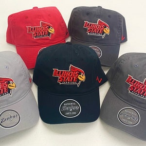Op de afbeelding: Vijf baseballpetten in verschillende kleuren, grijs, zwart, rood en twee tinten grijs. Elke pet heeft een geborduurd logo met de tekst "Illinois State Redbirds".