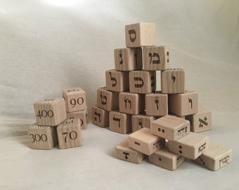 Satz von 22 Holzwürfeln Hebräisch Aramäisch Alef-Bet und 12 Blöcke Niqqud Sings eingraviert auf Jeder Seite Name der Buchstabenform Transliteration