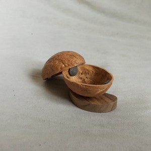 Besamim Halter Räucherbox Box aus echter Walnussschale für Havdalah Ritual Original handgefertigtes authentisches Dekorationsstück Shabbat Geschenk