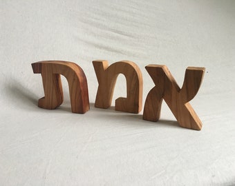 Truth Holz selbststehende hebräische Buchstabe Zeichen 3D Wort Emet Innen Regal Dekor