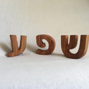 Letrero de madera con la palabra hebrea Shefa "Abundancia", letras 3D autoportantes, decoración para estante de mesa
