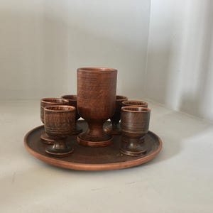 Set per Kiddush, tazza con 6 bicchierini su vassoio, ceramica, argilla, marrone, gres non smaltato, semplice, rustico, da servire, regalo per Pesach e Pasqua.