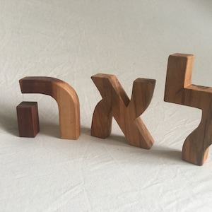Letra personalizada de madera hebrea de pie para firmar iniciales judías 3D 3/4 pulgadas nombre de madera decoración de estante interior