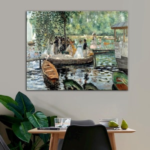 Op de afbeelding: Een ingelijste prent van een schilderij dat een groep mensen in een boot op een meer afbeeldt. Het schilderij toont een houten steiger, bomen en een prieel op de achtergrond. Het kunstwerk wordt aan een muur boven een houten tafel en stoelen getoond.