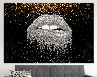 Può includere: Una stampa di labbra in glitter argento su uno sfondo nero con accenti di glitter oro.