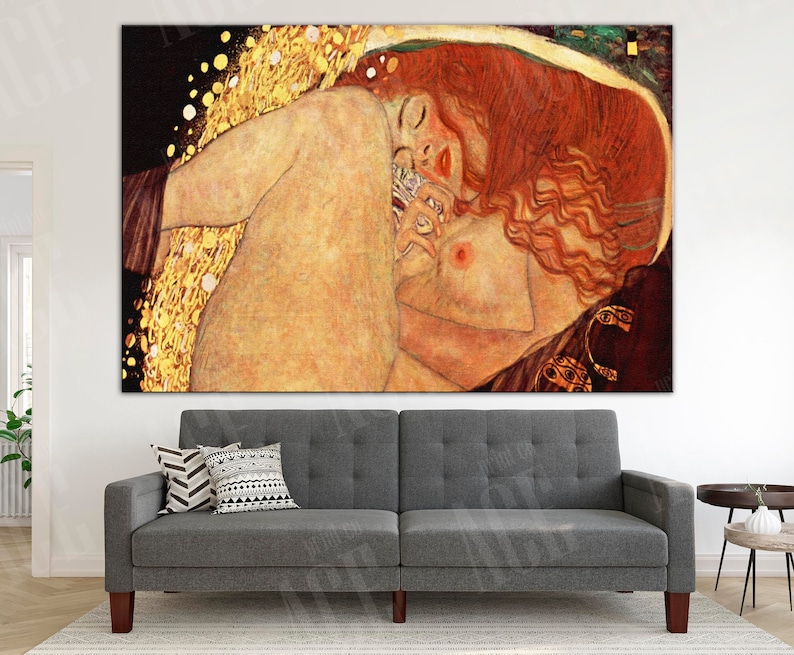 Puede incluir: Una pintura de una mujer con el pelo largo y rojo, tumbada de lado con los ojos cerrados. Lleva una t&uacute;nica blanca y tiene un halo dorado alrededor de la cabeza. El fondo es azul oscuro con estrellas doradas.